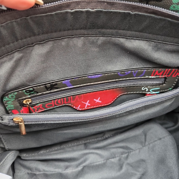 Graffiti "FREAKY" 2 way bag with crossbody strap - Picture 10 of 14